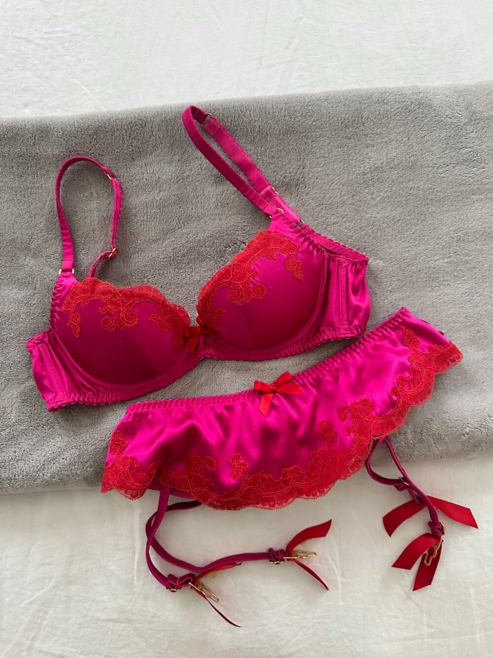 Agent Provocateur Molly Plunge Bra + Suspender in Red and Pink Silk - NWOT - Picture 3 of 10
